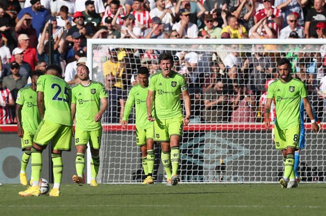 Gary Neville: MU đá bóng như trẻ con 9 tuổi 
